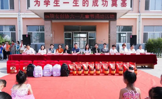 必发7790集团高级副总裁刘梅带队开展助学活动，，，，，展集团爱心精神